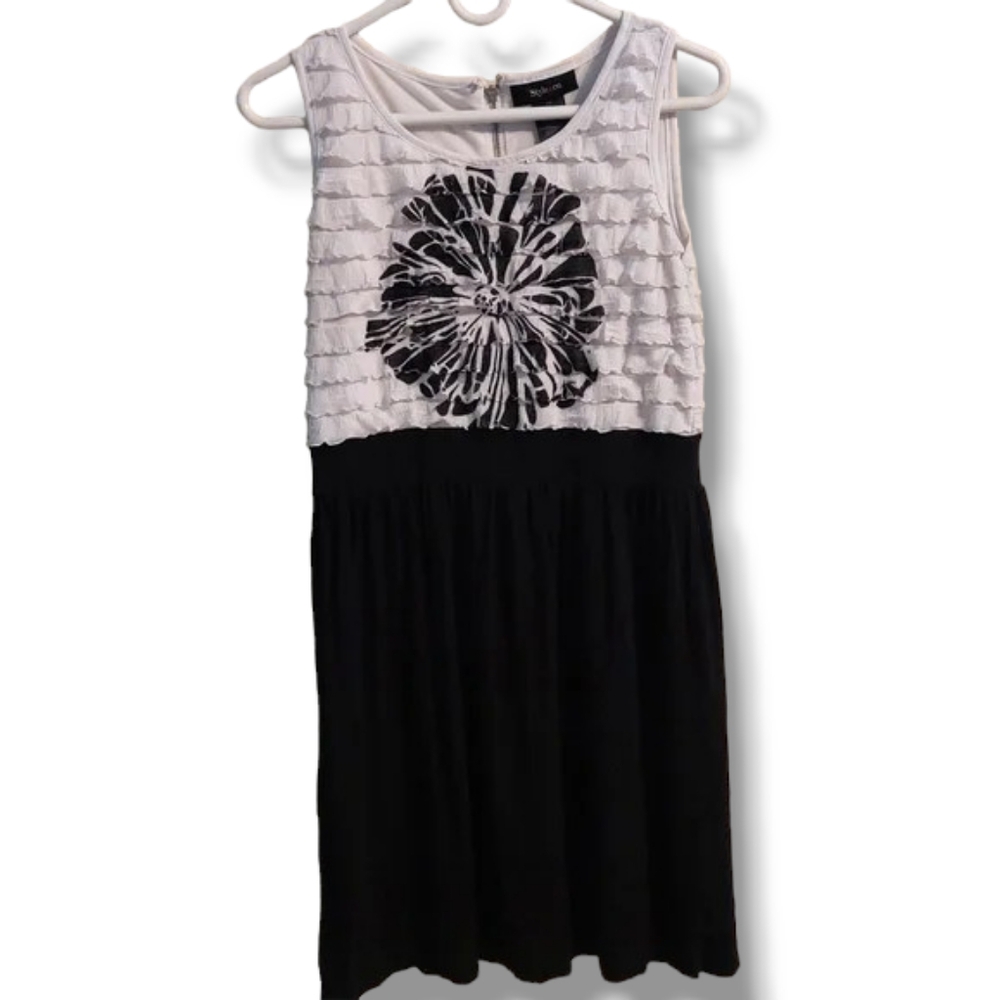 4 For $10 - Sleeveless black and white dress‎